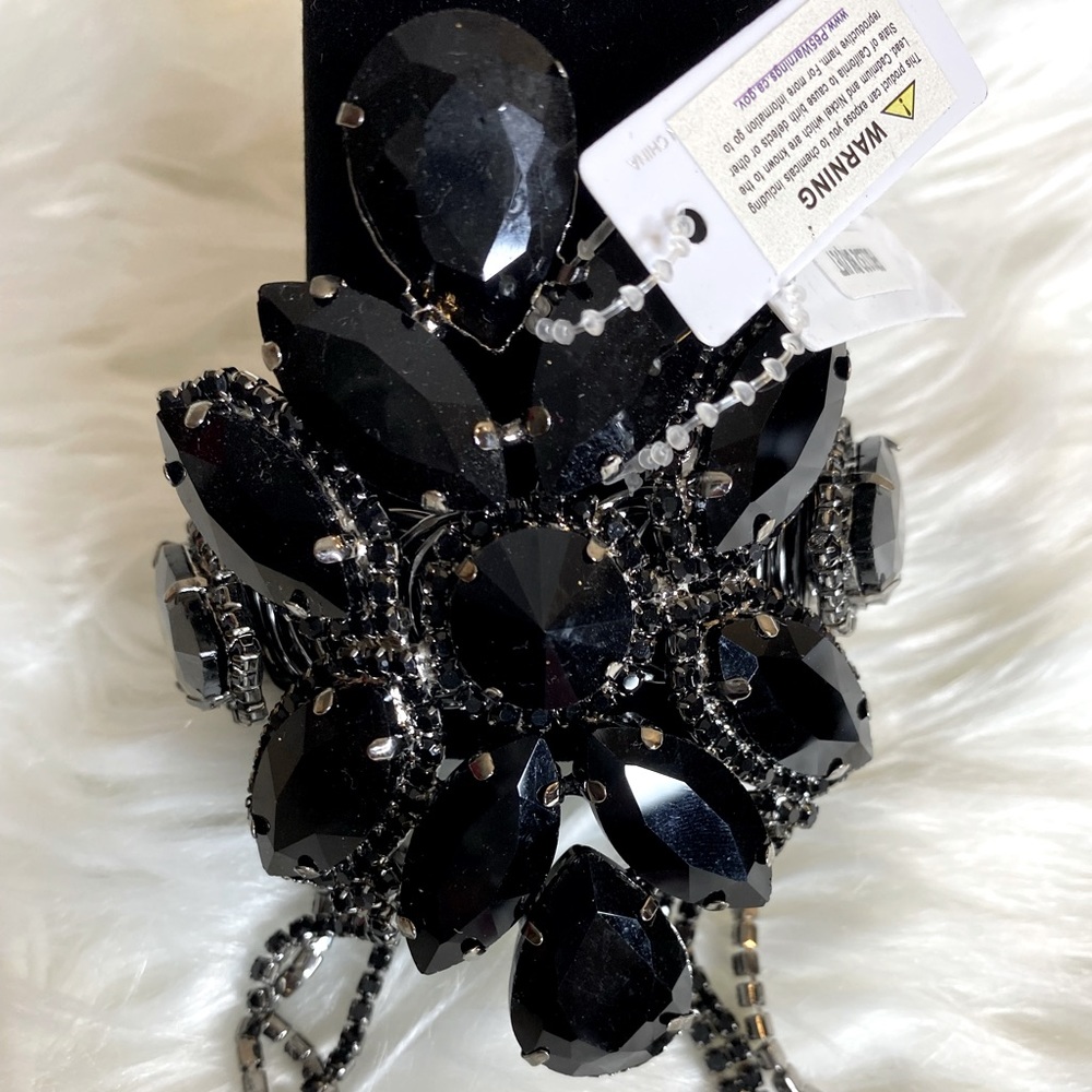 Brooch-type Arm bracelet